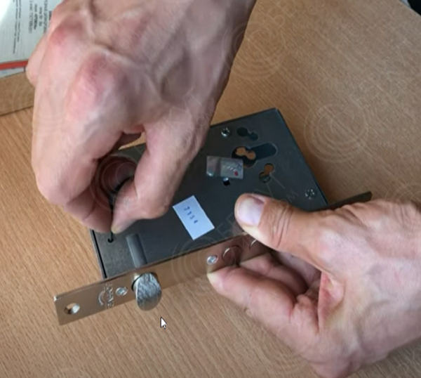 Что-нужно-чтобы-перевернуть-защелку-правильно