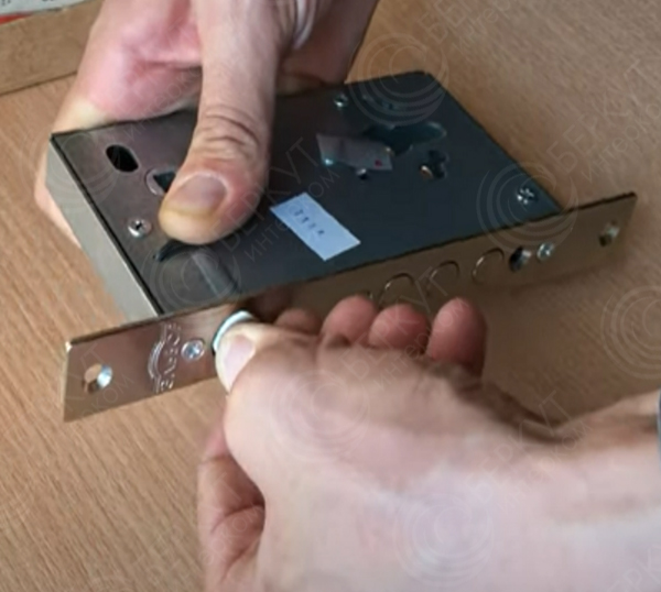 Утопить-защелку-до-упора-и-перевернуть-ее-на-180-градусов